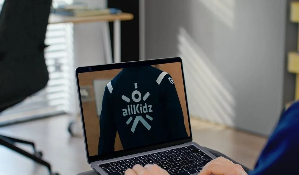 AllKidz AI-dashboard op een laptop