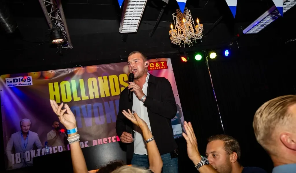 Zanger Nick van Staveren op het podium bij een Hollandse avond